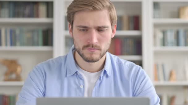 Retrato del hombre tosiendo mientras usa el ordenador portátil — Vídeos de Stock
