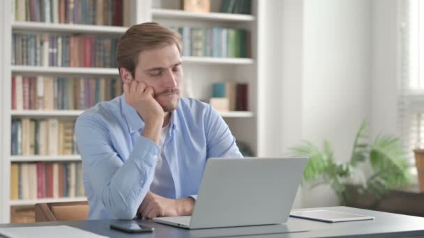 Cansado homem tomando sesta enquanto sentado no escritório com laptop — Vídeo de Stock