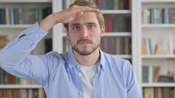 Retrato del hombre mirando a su alrededor, buscando — Vídeo de stock