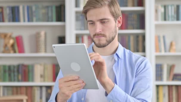 Retrato del hombre atractivo usando Tablet en Office — Vídeo de stock