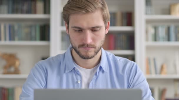 Портрет человека, работающего на ноутбуке — стоковое видео