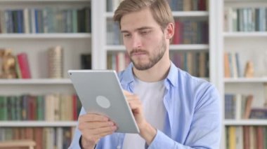 Ofisteki Tablette Kayıp Kişinin Portresi 
