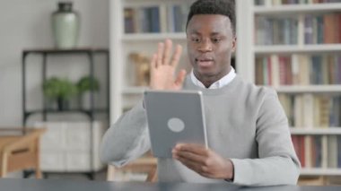 Afrikalı Kütüphanedeki Tablet 'te Video Çağrısı Yapıyor 