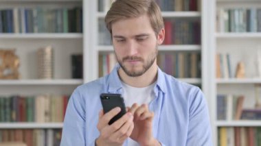 Smartphone kullanan adam, İnternet taraması