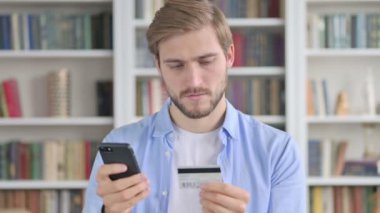 Smartphone 'da Çevrimiçi Ödeme Hatası Olan İnsanın Portresi