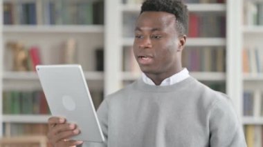 Kütüphanedeki Afrikalı Adam 'ın Tabletteki Video Çağrısı Portresi 