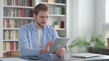Adam ofiste otururken Tabletteki Kayıplara Tepki Veriyor