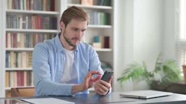 Üzgün Adam Akıllı Telefon 'da Kayıp' a Tepki Veriyor 