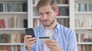 Smartphone 'da Çevrimiçi Ödeme Yapan Adamın Portresi