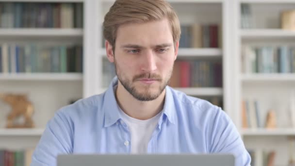 Retrato del hombre que tiene dolor de cuello mientras usa el ordenador portátil — Vídeo de stock