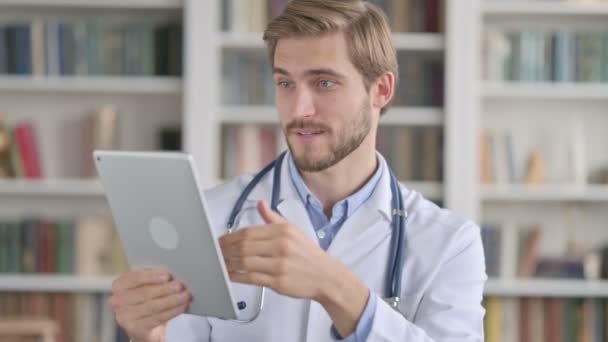 Retrato de Doutor fazendo Video Chat em Tablet Digital — Vídeo de Stock