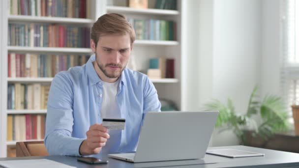 Человек, делающий онлайн оплаты отказа на ноутбуке в офисе — стоковое видео