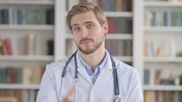 Görüntülü Konuşan Doktor Portresi — Stok video