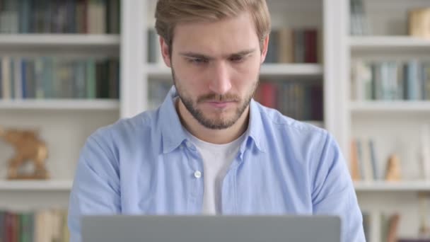 Portret mężczyzny reagującego na utratę przytomności podczas używania laptopa — Wideo stockowe
