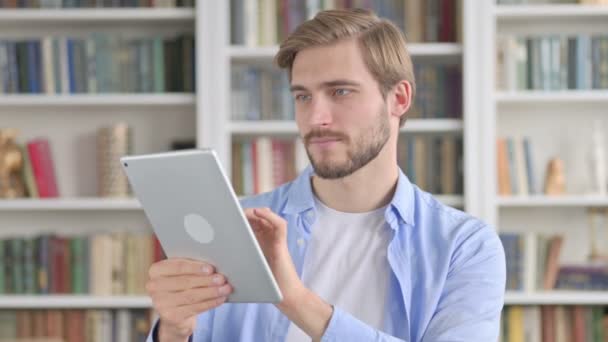 Портрет відеодзвінка на планшеті чоловіка в офісі — стокове відео
