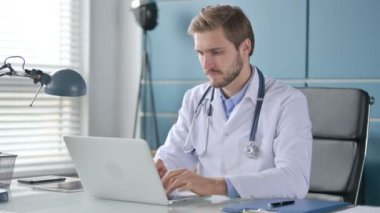 Bilgisayarı kullanırken Doktor Kafasını evet olarak sallıyor.