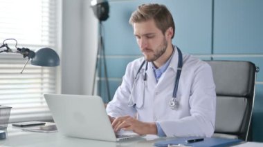 Bilgisayarı kullanırken Doktor Kafasını Sallıyor İşaret Yok