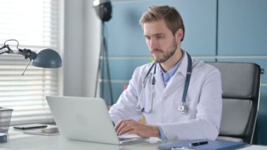 Bilgisayarlı Doktor Klinikteki Kameraya Bakıyor 