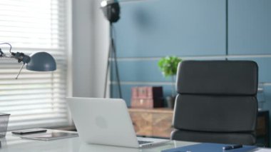 Klinikte Doktor Geri Dönüyor ve Laptop Açılıyor 