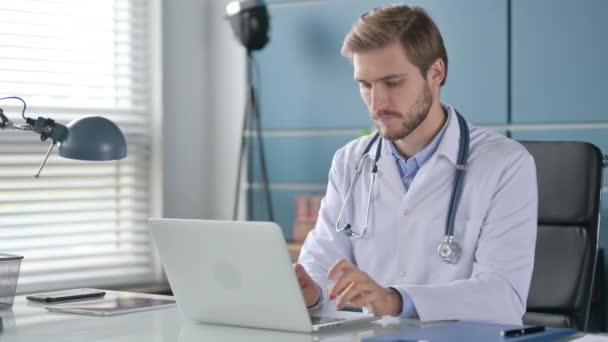 Dokter Menutup Laptop dan Meninggalkan Kantor — Stok Video