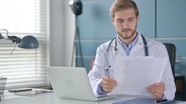 Klinikte Dizüstü bilgisayarlı Doktor Okuma Belgeleri 