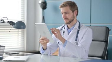 Klinikte Tablet üzerinde çalışan Doktor 