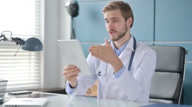 Klinikteki Doktor Videodaki Konuşan Tablet 'te 