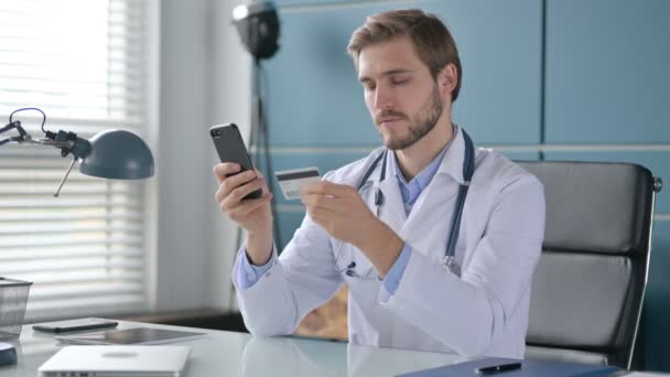 Лікар робить онлайн платежі на смартфоні в клініці — стокове відео