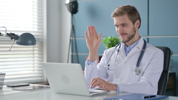 Doctor praten op video bellen op laptop in de kliniek — Stockvideo
