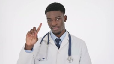 Beyaz Arkaplanda Parmak İzi Göstermeyen Afrikalı Doktor 