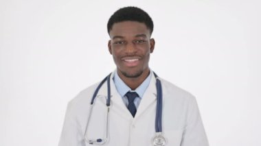 Beyaz Arkaplanda Evet İşareti Olarak Kafasını Sallayan Afrikalı Doktor 