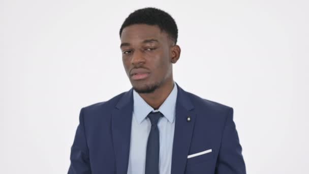 Empresario africano que no muestra ninguna señal agitando la cabeza sobre fondo blanco — Vídeos de Stock