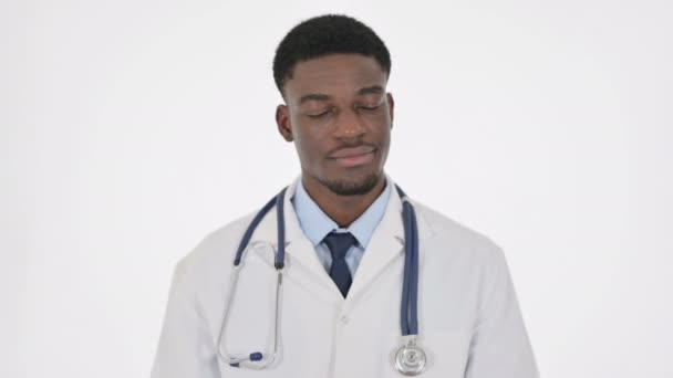 白い背景に頭を振ることによって兆候を示さないアフリカの医師 — ストック動画