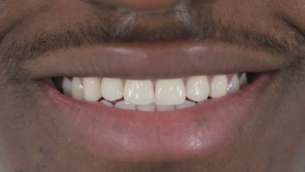 Lábios sorridentes do homem africano — Vídeo de Stock