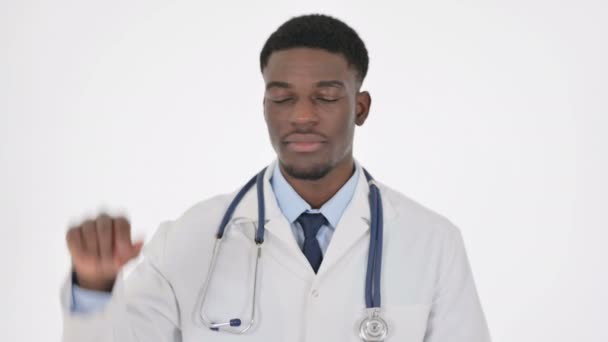 Kciuki w dół Gesture przez afrykańskiego lekarza na białym tle — Wideo stockowe