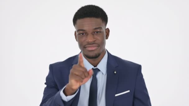 Африканский бизнесмен указывает на камеру, приглашая на белом фоне — стоковое видео