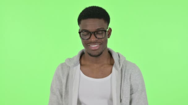 Африканский человек качает головой как знак "да" на зеленом фоне — стоковое видео