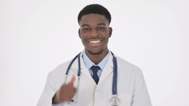 Médico africano mostrando pulgares hacia arriba Regístrate sobre fondo blanco — Vídeo de stock