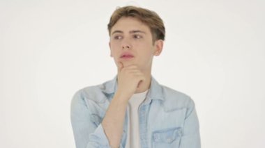 Düşünen ve Beyaz Arkaplan hakkında fikir edinen Dalgın Genç Adam 