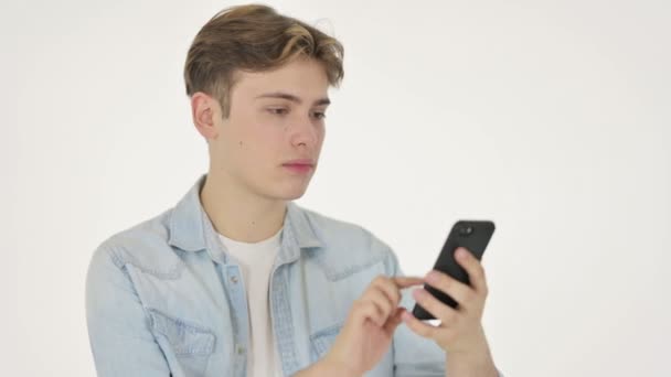 Joven celebrando en Smartphone sobre fondo blanco — Vídeos de Stock