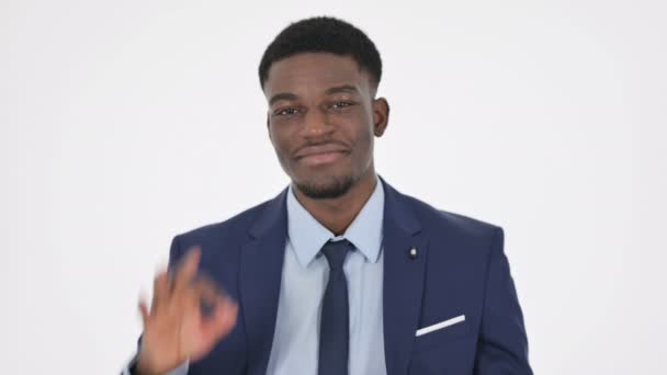 Африканский бизнесмен показывает хорошо знак на белом фоне — стоковое видео