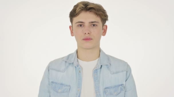Junger Mann zeigt Stoppschild auf weißem Hintergrund — Stockvideo