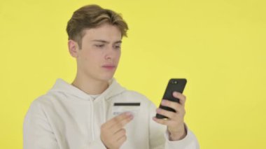 Çevrimiçi Alışveriş Başarısızlığı Smartphone 'da Yazan: Man on Yellow Background 