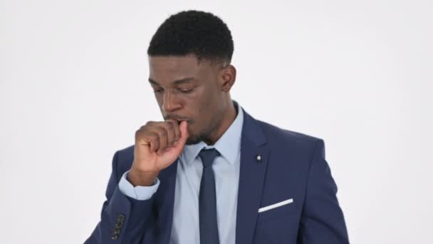 Empresario africano tosiendo sobre fondo blanco — Vídeos de Stock