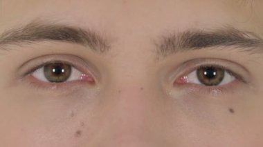 Genç adam gözleri yanıp sönen