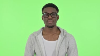 Uçan Öpücük: Afrikalı Adam Yeşil Arkaplanda 