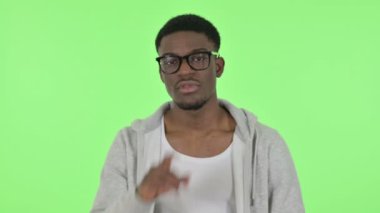 Dudakta Parmağı Olan Afrikalı Adam, Sessizlik Yeşil Ekran 