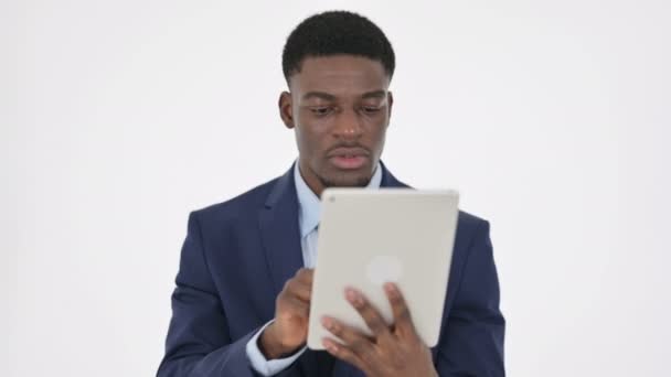 Imprenditore africano che reagisce alla perdita su tablet su sfondo bianco — Video Stock