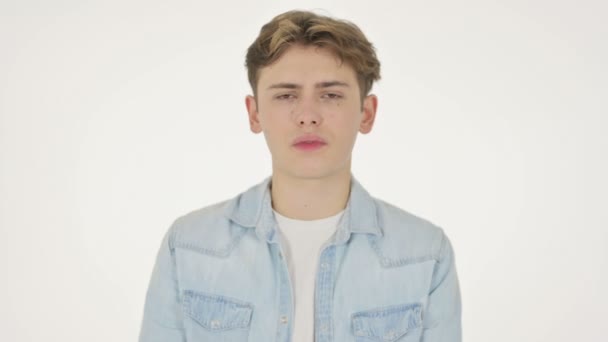 Junger Mann mit Zahnschmerzen, Hohlraum auf weißem Hintergrund — Stockvideo