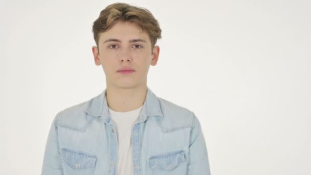 Junger Mann zeigt auf Produkt auf weißem Hintergrund — Stockvideo